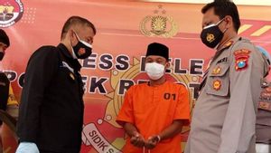 Tampil Berpeci dengan Baju Tahanan, Polisi Gadungan Ini Menipu untuk Beli Susu Anak